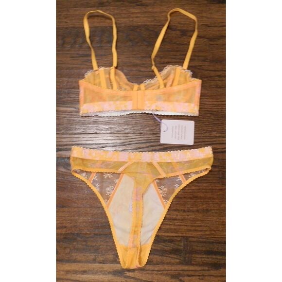 Savage X Fenty Lace Bra Panties Set Women's Size 32B Medium NWT - Picture 2 of 3